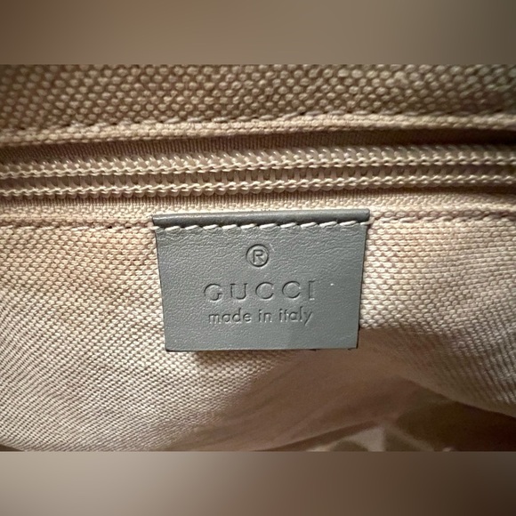 Authentic Gucci shoulder bag in Excellent condition with dust bag and box. - Picture 6 of 15
